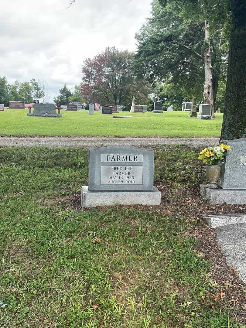 Fred Lee Farmer Senior's grave. Photo 2