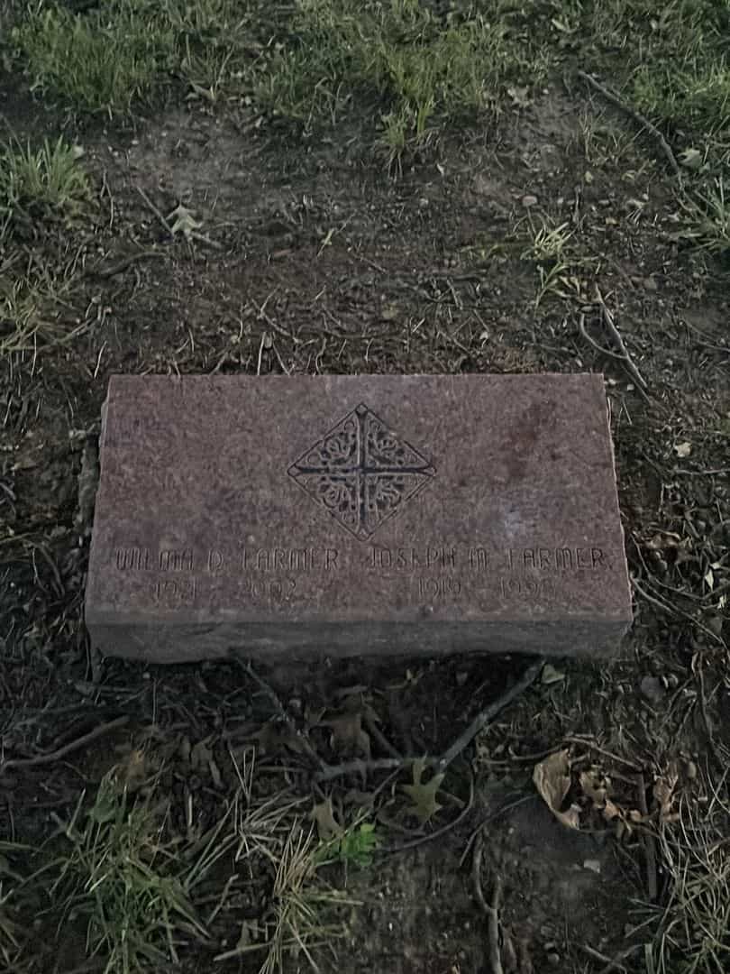 Wilma Farmer's grave. Photo 1