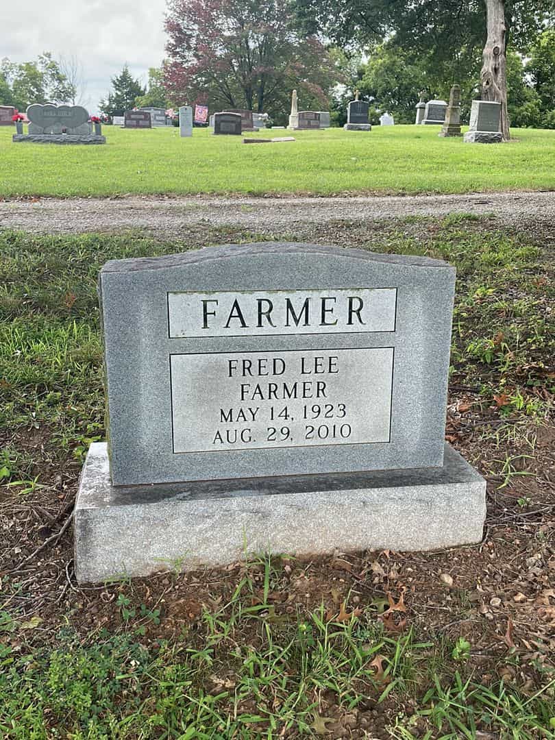 Fred Lee Farmer Senior's grave. Photo 1