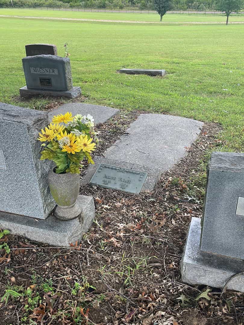 Pauline Farmer's grave. Photo 2