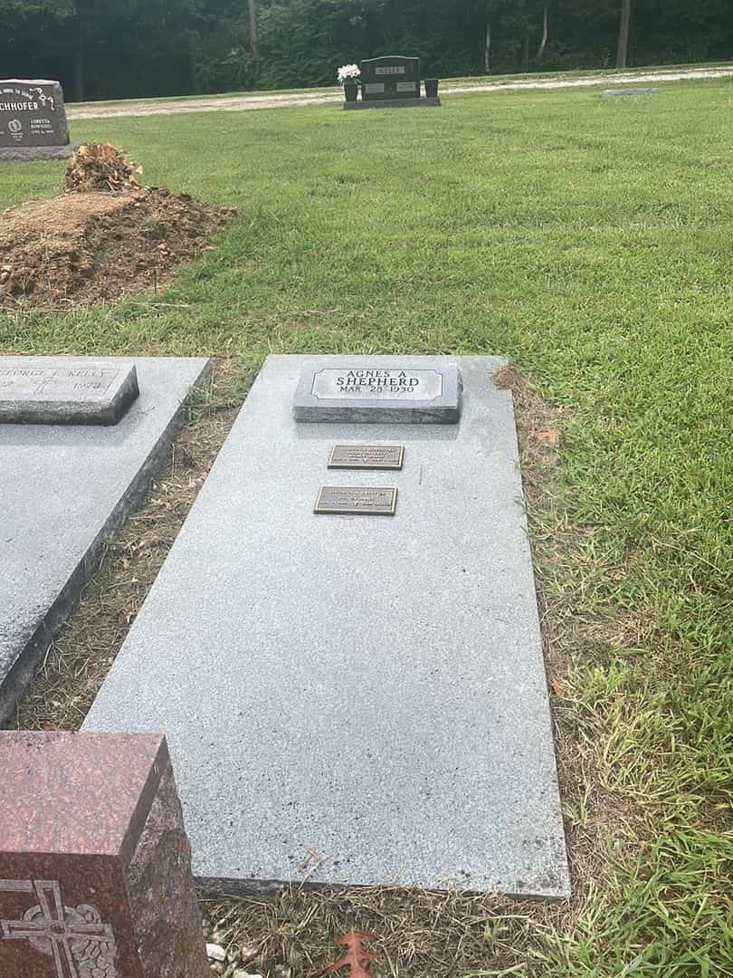 George E. Kelly Junior's grave. Photo 5