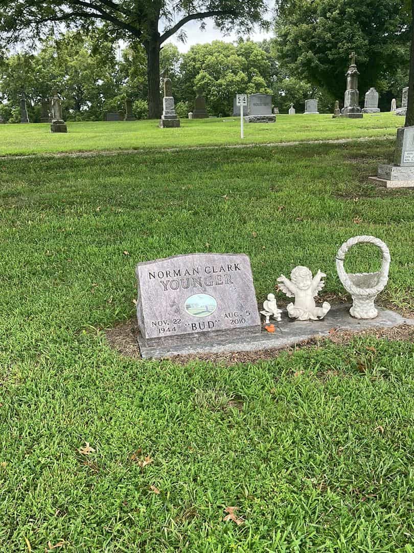 Norman Clark "Bud" Younger's grave. Photo 2