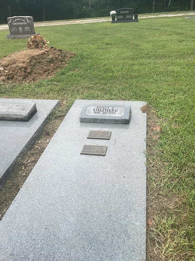 George E. Kelly Junior's grave. Photo 3