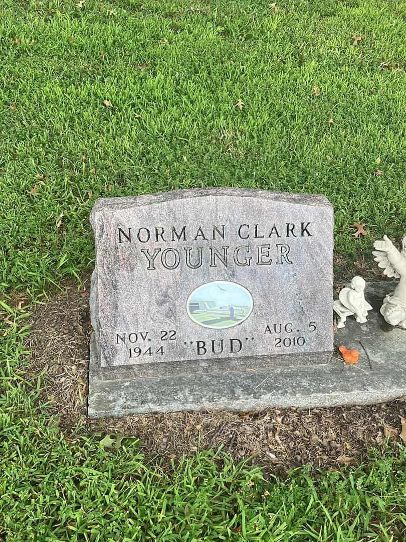 Norman Clark "Bud" Younger's grave. Photo 1