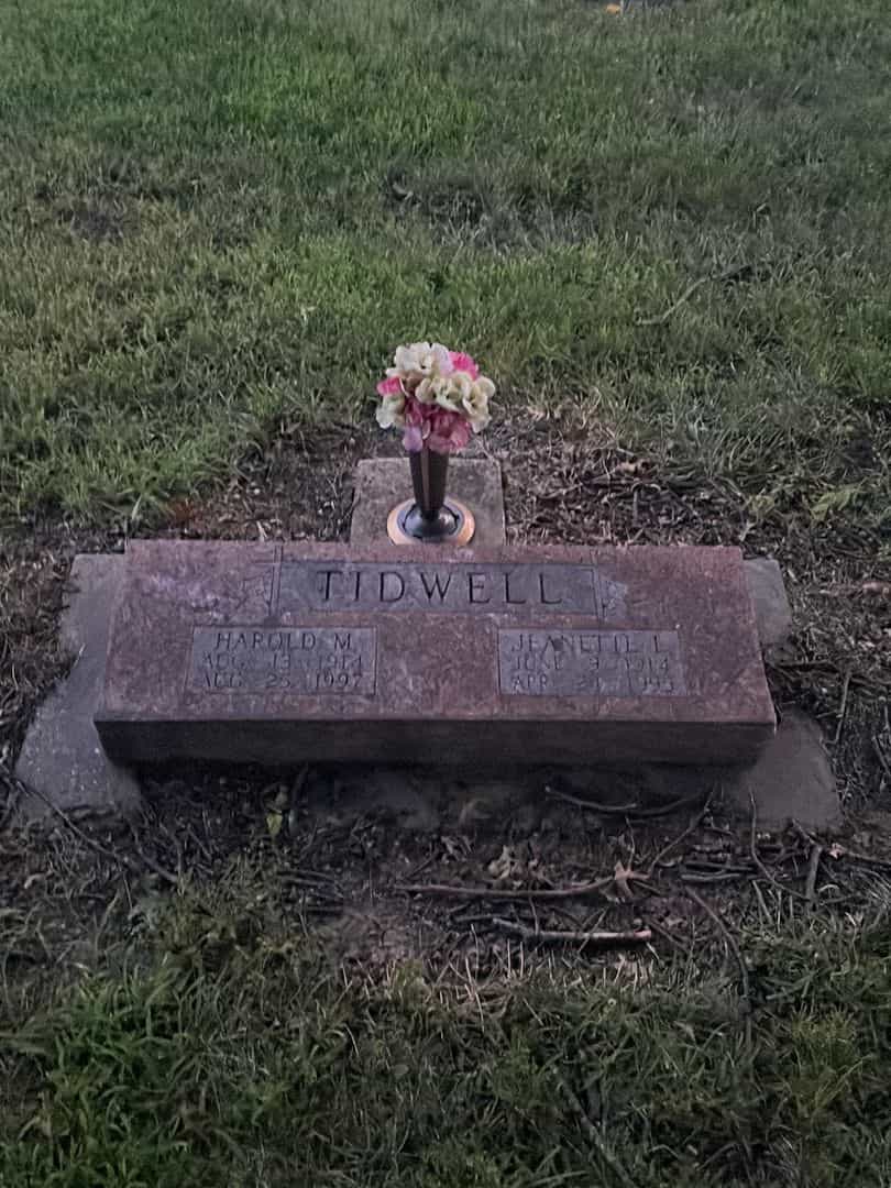 Harold M. Tidwell's grave. Photo 1