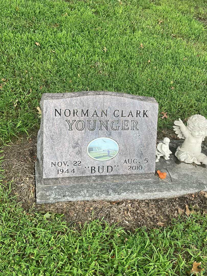 Norman Clark "Bud" Younger's grave. Photo 3