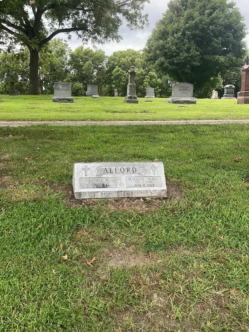 Daniel M. Alford's grave. Photo 2