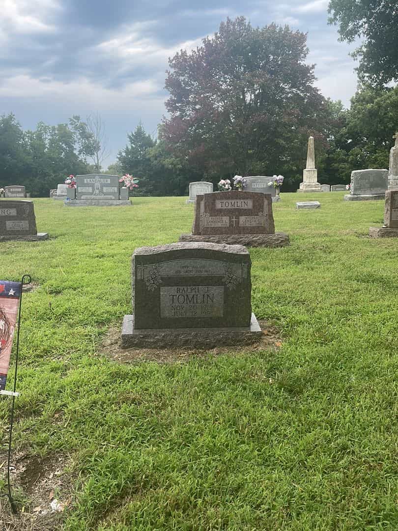 Ralph J. Tomlin's grave. Photo 2