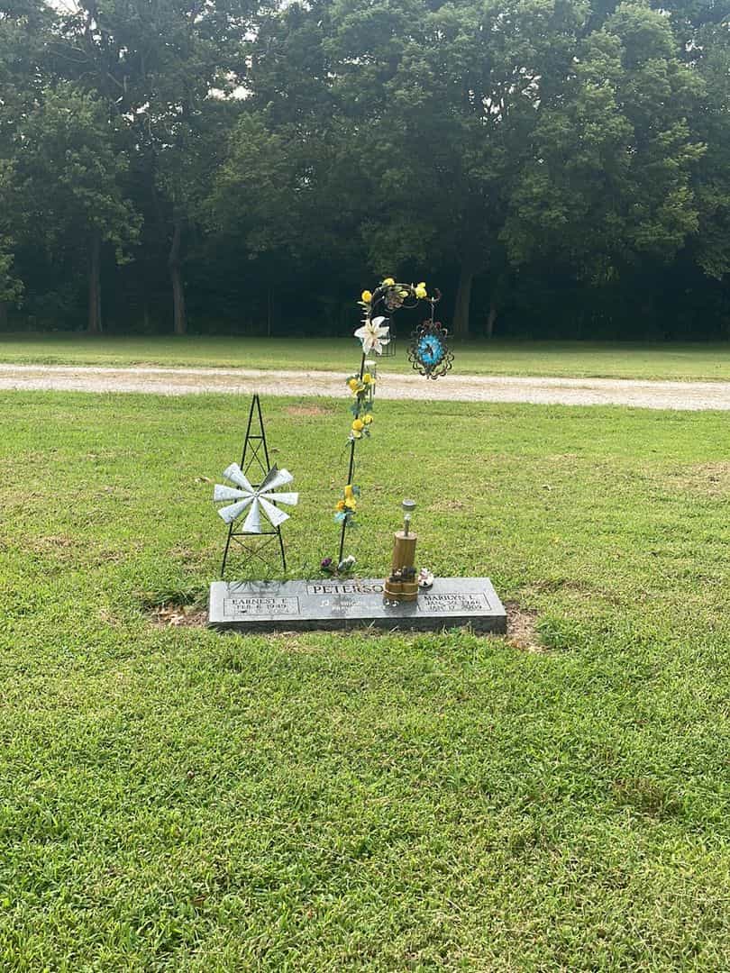 Marilyn Louise Peterson's grave. Photo 2