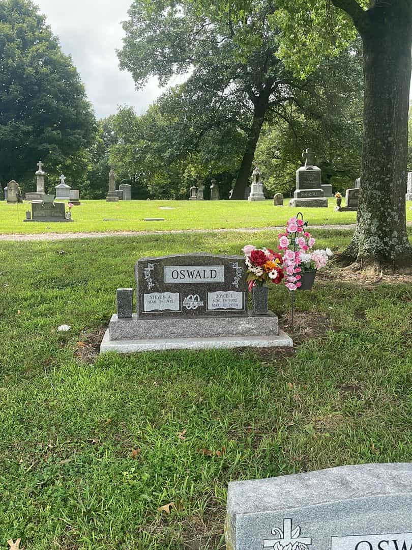 Joyce Lynn Oswald's grave. Photo 2
