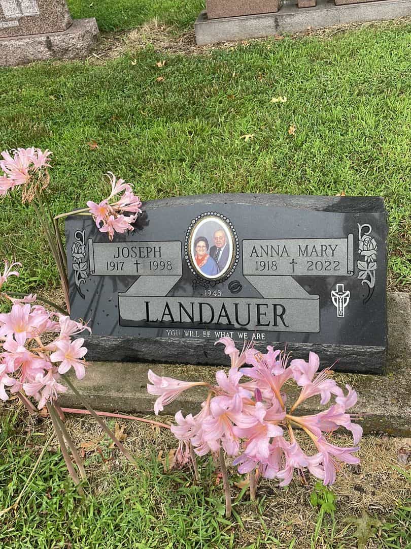 Anna Mary Landauer's grave. Photo 1