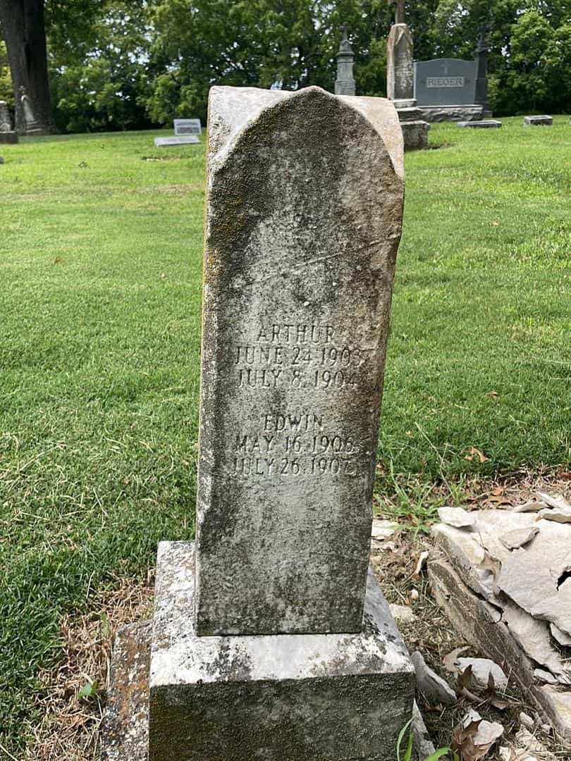 Edwin Oschleager's grave. Photo 1