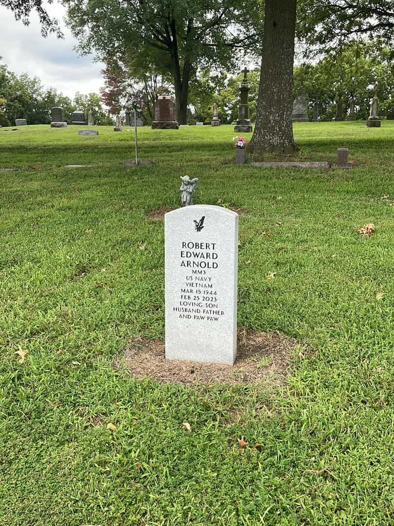 Robert Edward Arnold's grave. Photo 2