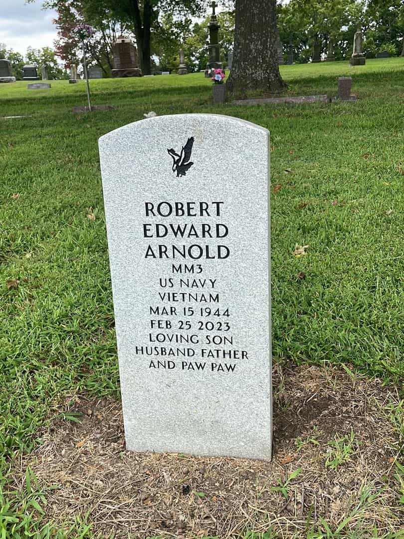 Robert Edward Arnold's grave. Photo 1