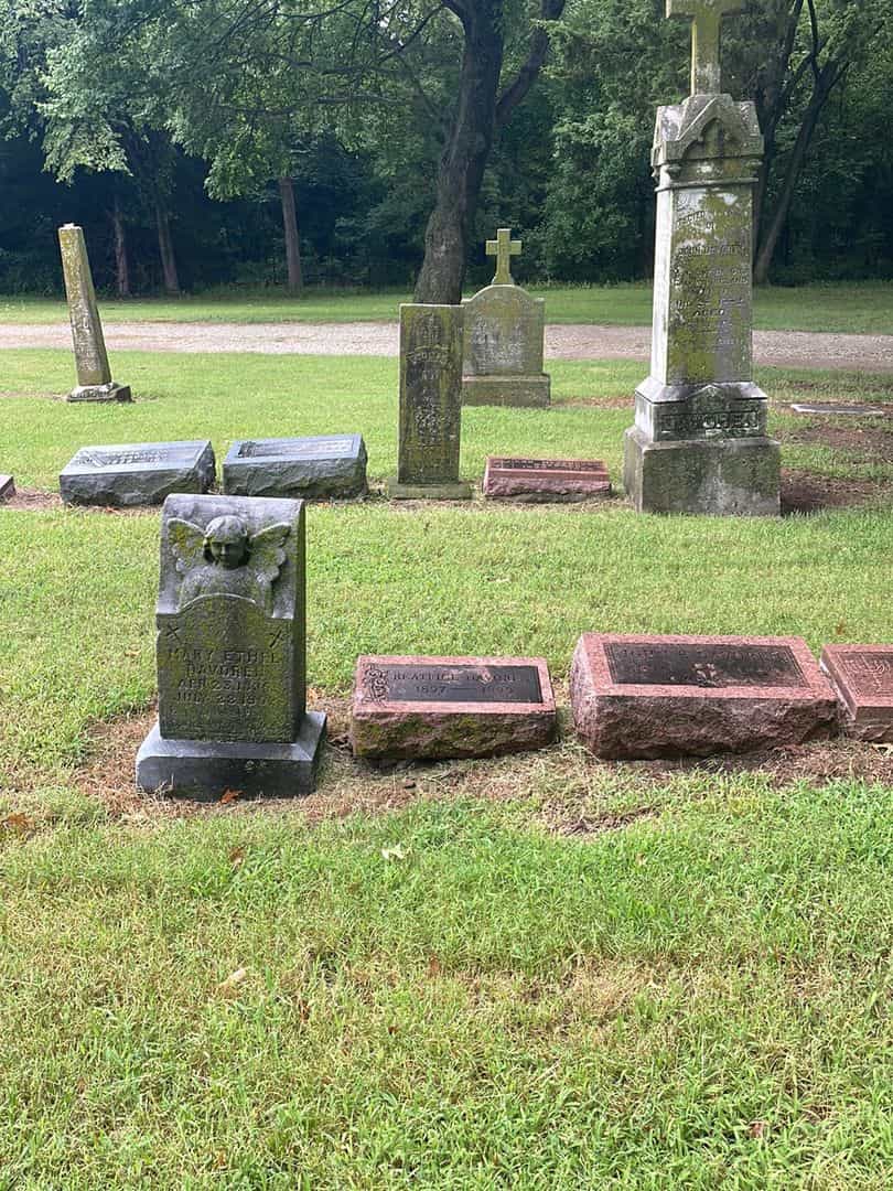 Beatrice Davoren's grave. Photo 3