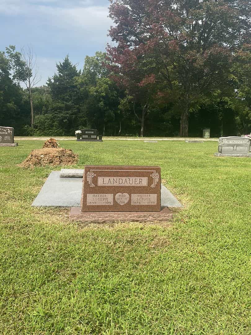 Joseph Landauer Senior's grave. Photo 2