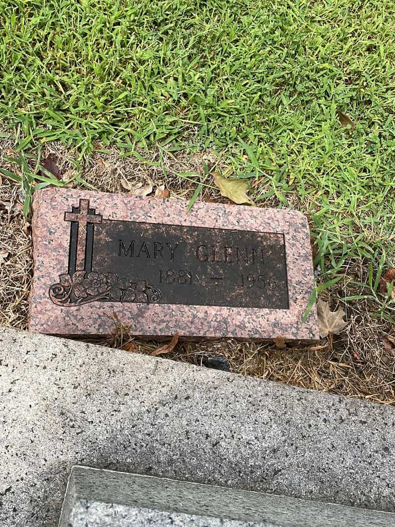 Mary Ellen Glenn's grave. Photo 3