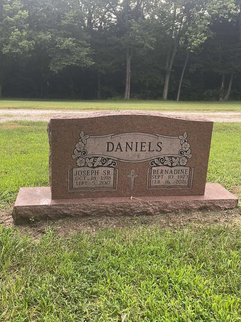 Joseph Daniels Senior's grave. Photo 1
