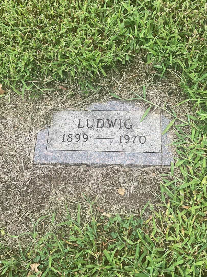 Ludwig Lou Lang's grave. Photo 3