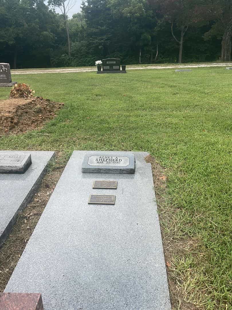 George E. Kelly Junior's grave. Photo 2